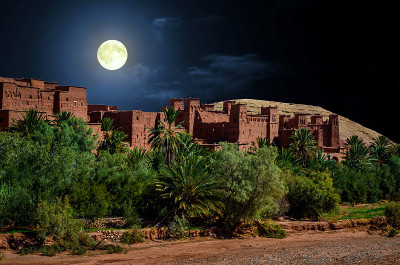 晚上，摩洛哥阿特拉斯山附近的沙漠里，Kasbah Ait Ben Haddou