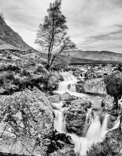 瀑布与Buachaille etive mor, Glen Coe，苏格兰，英国