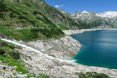 Kölnbreinsperre -一条流入奥地利高山湖泊的河流