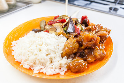 红烧鸡和蔬菜的亚洲米饭