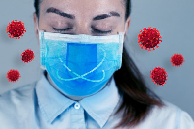 戴着医用口罩的女医生和冠状病毒细胞在灰色的墙壁上有拷贝空间。冠状病毒，冠状病毒19的概念