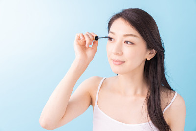 迷人的亚洲女性美丽形象，睫毛膏