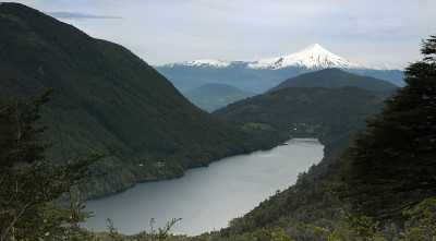 背景是卡布尔加湖和维拉里卡火山
