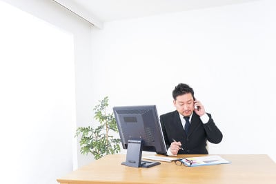 商人打电话到办公室