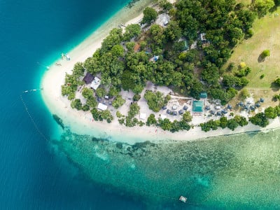 这是菲律宾Zambales Potipot岛美丽的白色沙滩和清澈的海水