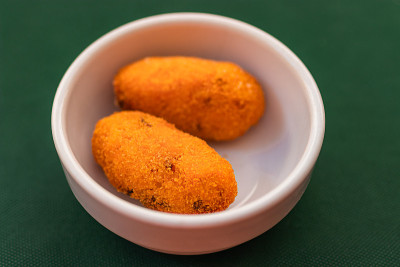 Arancini / Supli(油炸饭团，配肉或蔬菜和马苏里拉奶酪)典型的西西里街头小吃。意大利