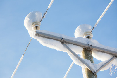 大雪覆盖的电线特写