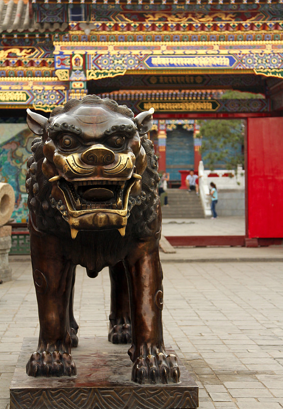 图为内蒙古呼和浩特大召寺铜狮