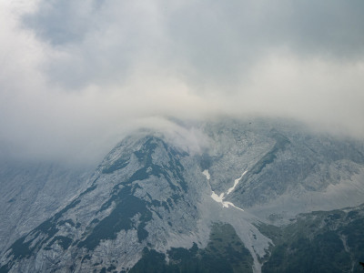 在Ehrwald附近的Tiroler Zugspitz竞技场徒步旅行