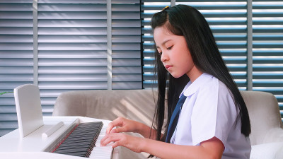 一个小女孩打算在家练习弹钢琴。