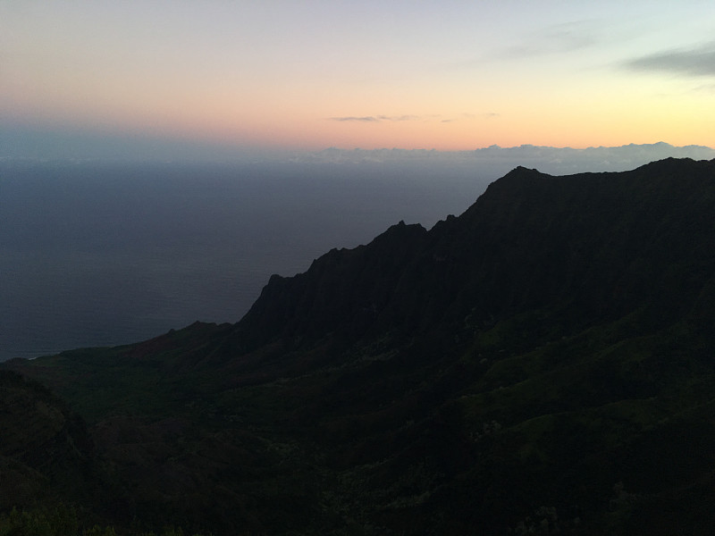 夏威夷考爱岛威美亚峡谷卡拉劳山谷的黎明。