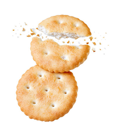 掉落的碎饼干与碎屑孤立在白色上