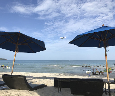 苏梅岛清静的查翁海滩。岛上的机场提供了所有航空旅行的海滩景色。
