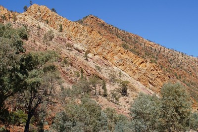 有砂岩和石英岩层的山的对角线关闭