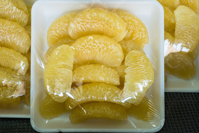 柚子，去皮，装一包待售