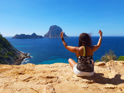 旅游女孩度假在地中海伊比沙在Es Vedra前在夏天在cala d'hort
