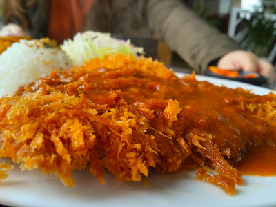 在日本料理里，炸猪排配米饭