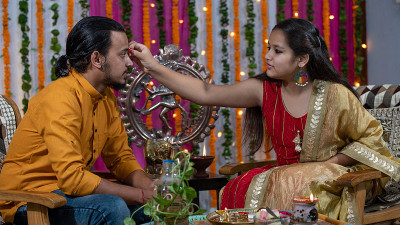 印度家庭庆祝Raksha Bandhan节