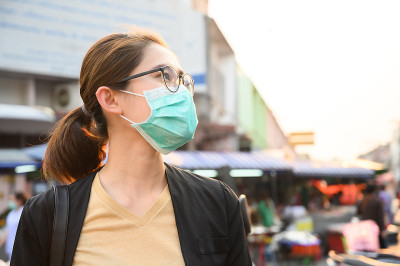 在大流行情况下戴口罩以保护空气污染或病毒的妇女。