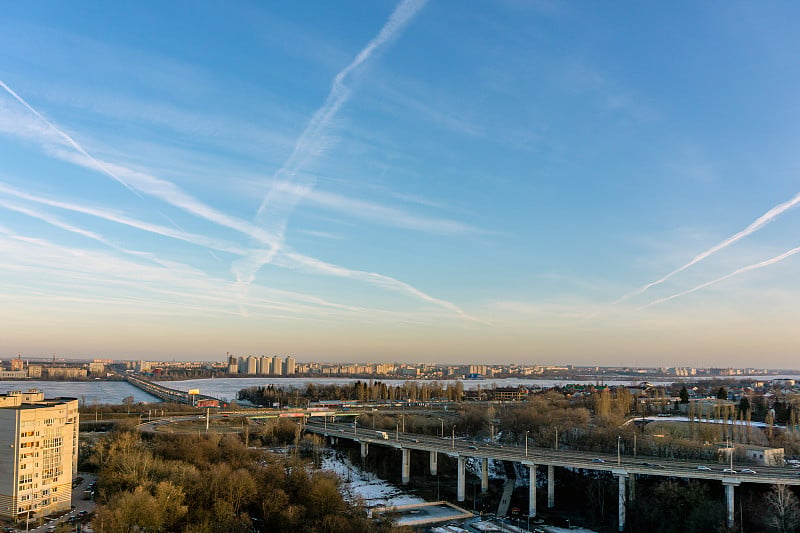 沃罗涅日的北桥和交通环岛，日落城市景观鸟瞰图