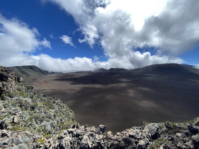 美丽的留尼旺岛多云的全景图靠近Piton de la fournaise火山