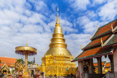 金色宝塔在公共寺庙wat phra，哈里蓬猜在泰国