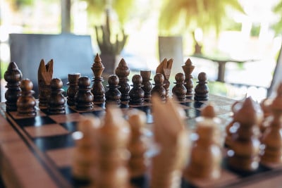 一个木制的象棋在棋盘上的特写图像