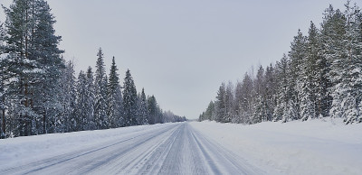 瑞典Norrbotten寒冷的冬季公路