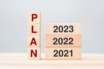 PLAN文本与2023年，2022年和2021年木制建筑块在桌子背景。风险管理，决心，策略，解决方案
