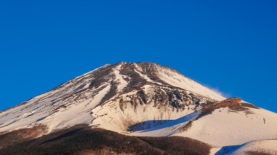 在水津冢公园(Mizugatsuka Park)的停车场上，我欣赏着富士山(mount . Fuji