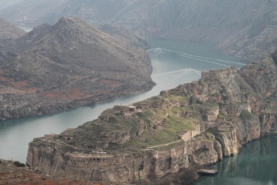 前景是Rumkale的风景。土耳其的Halfeti、Rumkale、Gaziantep和Sanliu