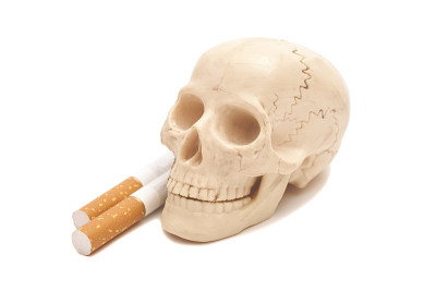 人的划桨与香烟隔离在白色