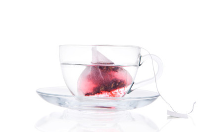 茶在热水中溶解。
