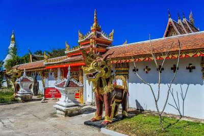 泰国王康寺地标，位于卡拉辛普罗维Khao Wong