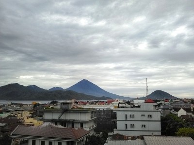 在白色的天空上的maiitara