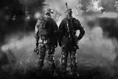 两名特种部队的士兵正站在烟雾弥漫的森林里。