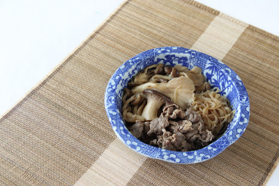 炖牛肉和蘑菇白烧