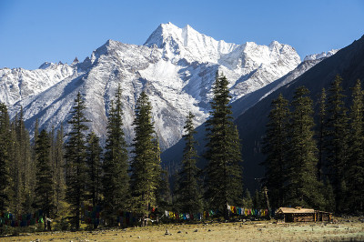 Dorphu山谷，高山和栖息地在西藏康