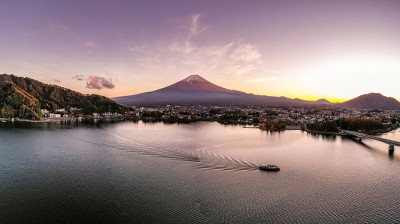 川口湖鸟瞰图，位于Fujikawaguchiko和Minobu边境，山ashi县南部靠近富士山，日本
