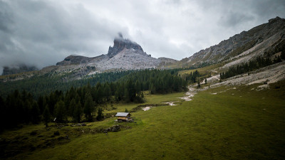 在MezzodA View of the Becco¬at Croda湖达戈。Cortina D'A