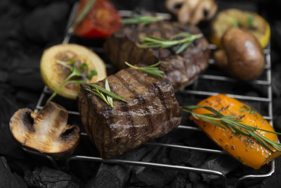 近距离的新鲜肉排准备在煤炭上