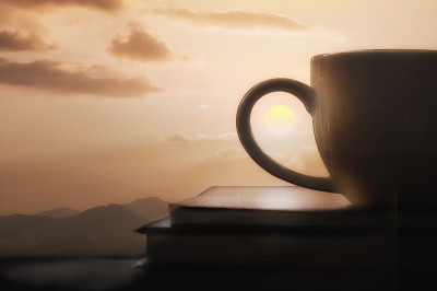 夕阳下的咖啡杯剪影。