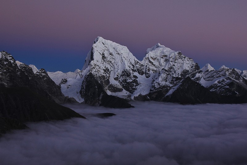 朱拉茨山和塔波切山的紫色夜空