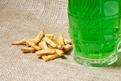 一杯爱尔兰绿啤酒和饼干