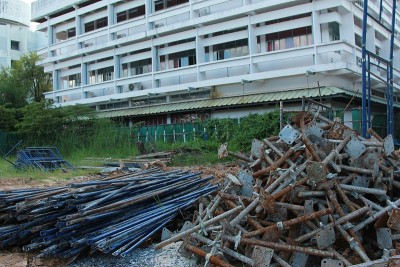 脚手架上的建筑工人