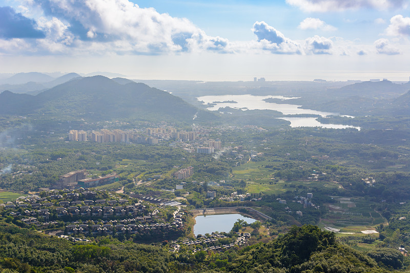 山、热带森林、野田公园和三亚市的全景。Yanoda热带雨林文化旅游区，海南岛亚龙湾热带天堂森林公园。