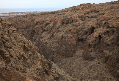大加那利岛，岛上南部的Barranco del Toro的徒步旅行路线上的风景，充满了洞穴和岩洞，靠