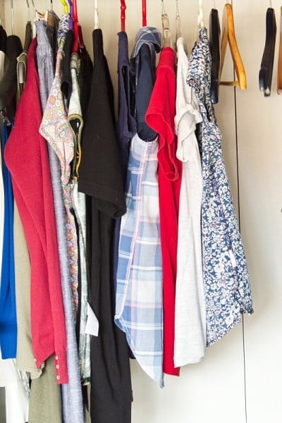 挂在衣架上作为二手衣服在跳蚤市场上展示的一组衣服