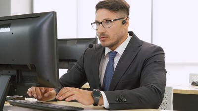 商务人员戴着耳机在办公室工作