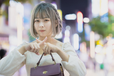 亚洲年轻女子在做NG手势